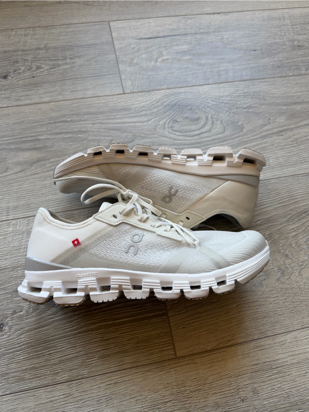 ON CLOUD SNEAKERS